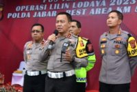 Irjen Pol Aan Suhanan memantau pergerakan arus lalu lintas libur tahun baru 2024 di Command Center PJR Korlantas Polri KM 29/Foto: dok. Humas Polri.
