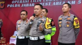 Irjen Pol Aan Suhanan memantau pergerakan arus lalu lintas libur tahun baru 2024 di Command Center PJR Korlantas Polri KM 29/Foto: dok. Humas Polri.
