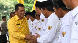 Gubernur Kepri Ansar Ahmad berkesempatan menghadiri pengukuhan Asosiasi Pemerintah Desa (Apdesi) Kabupaten Karimun Masa Bhkati 2024- 2029, betempat di Halaman Kantor Dinas Bupati Karimun, Sabtu (12/1/2023). Foto: Diskominfo Kepri 