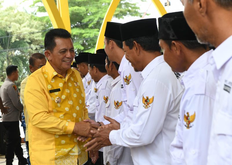 Gubernur Kepri Ansar Ahmad berkesempatan menghadiri pengukuhan Asosiasi Pemerintah Desa (Apdesi) Kabupaten Karimun Masa Bhkati 2024- 2029, betempat di Halaman Kantor Dinas Bupati Karimun, Sabtu (12/1/2023). Foto: Diskominfo Kepri 