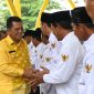 Gubernur Kepri Ansar Ahmad berkesempatan menghadiri pengukuhan Asosiasi Pemerintah Desa (Apdesi) Kabupaten Karimun Masa Bhkati 2024- 2029, betempat di Halaman Kantor Dinas Bupati Karimun, Sabtu (12/1/2023). Foto: Diskominfo Kepri 