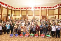 Kapolda Kepulauan Riau Irjen Pol. Yan Fitri Halimansyah menyerahkan 500 paket sembako kepada masyarakat di Aula Wan Seri Beni, Tanjungpinang, Kamis (4/1/2024). Foto: Diskominfo Kepri