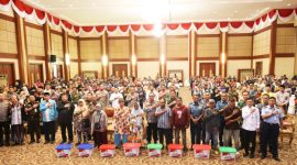 Kapolda Kepulauan Riau Irjen Pol. Yan Fitri Halimansyah menyerahkan 500 paket sembako kepada masyarakat di Aula Wan Seri Beni, Tanjungpinang, Kamis (4/1/2024). Foto: Diskominfo Kepri