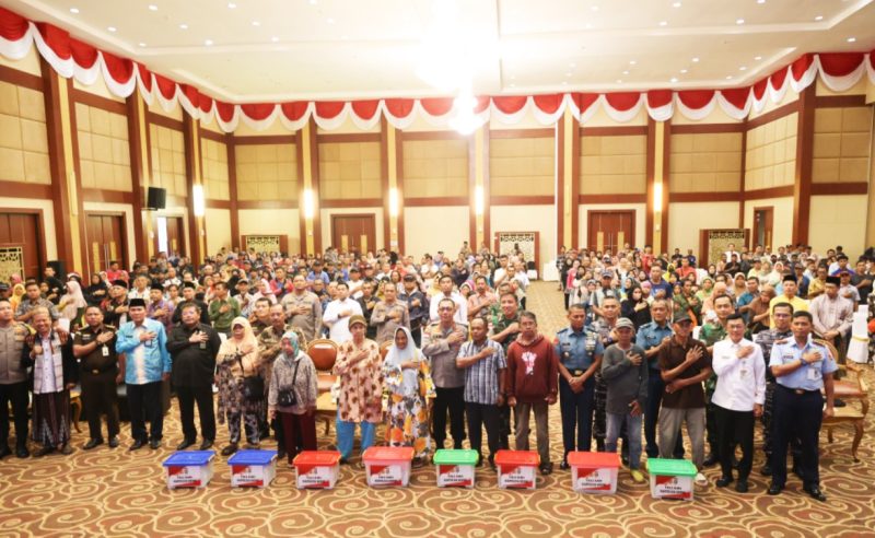 Kapolda Kepulauan Riau Irjen Pol. Yan Fitri Halimansyah menyerahkan 500 paket sembako kepada masyarakat di Aula Wan Seri Beni, Tanjungpinang, Kamis (4/1/2024). Foto: Diskominfo Kepri