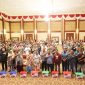 Kapolda Kepulauan Riau Irjen Pol. Yan Fitri Halimansyah menyerahkan 500 paket sembako kepada masyarakat di Aula Wan Seri Beni, Tanjungpinang, Kamis (4/1/2024). Foto: Diskominfo Kepri