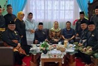 Cen Sui Lan Anggota DPR RI Fraksi Golkar Dapil Kepri bersilaturahmi dengan Ketua LAM Kepri Dato H Abdul Razak bersama Pengurus LAM Provinsi Kepri di Tanjungpinang, Sabtu (30/12/2023). Foto: Istimewa