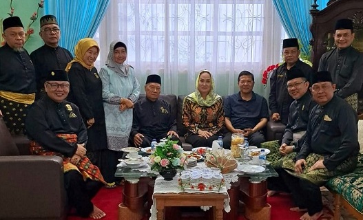 Cen Sui Lan Anggota DPR RI Fraksi Golkar Dapil Kepri bersilaturahmi dengan Ketua LAM Kepri Dato H Abdul Razak bersama Pengurus LAM Provinsi Kepri di Tanjungpinang, Sabtu (30/12/2023). Foto: Istimewa