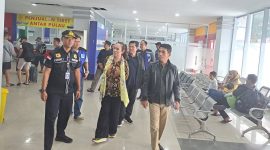Cen Sui Lan Anggota DPR RI Fraksi Golkar Dapil Kepri meninjau pelayanan penumpang dan pengalihan sementara pintu masuk Pelabuhan Sri Bintan Pura (SBP) Tanjungpinang pada Natal 2023 dan Tahun Baru (Nataru) 2024, Sabtu (30/12/2023). Foto: Istimewa