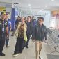 Cen Sui Lan Anggota DPR RI Fraksi Golkar Dapil Kepri meninjau pelayanan penumpang dan pengalihan sementara pintu masuk Pelabuhan Sri Bintan Pura (SBP) Tanjungpinang pada Natal 2023 dan Tahun Baru (Nataru) 2024, Sabtu (30/12/2023). Foto: Istimewa