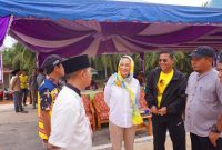 Anggota Komisi V DPR RI Fraksi Golkar Dapil Kepulauan Riau Cen Sui Kan meresmikan peningkatan jalan Sei Asam-Sebele atau sebaliknya, pada Jumat (5/1/2024). Penanganan jalan Sebele menuju Sei Asam di Kecamatan Belat, Kabupaten Karimun sepanjang 2,8 kilometer ini senilai Rp21 miliar, berasal dari dana aspirasi atau rekomendasi dan persetujuan Cen Sui Lan lewat Inpres Jalan Daerah (IJD). Foto: Istimewa