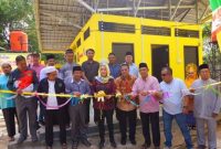 Anggota komisi V DPR RI Cen Sui Lan meresmikan MCK di Lembaga Pendidikan Keagamaan Pondok Pesantren Ar-raudhah Karimun, Sabtu (6/1/2024). Foto: Istimewa