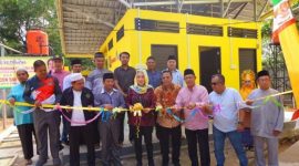 Anggota komisi V DPR RI Cen Sui Lan meresmikan MCK di Lembaga Pendidikan Keagamaan Pondok Pesantren Ar-raudhah Karimun, Sabtu (6/1/2024). Foto: Istimewa
