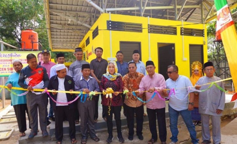 Anggota komisi V DPR RI Cen Sui Lan meresmikan MCK di Lembaga Pendidikan Keagamaan Pondok Pesantren Ar-raudhah Karimun, Sabtu (6/1/2024). Foto: Istimewa