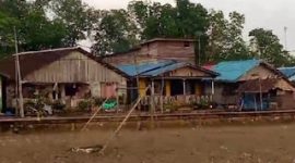 Anggota Komisi V DPR RI Fraksi Golkar Dapil Kepri Cen Sui Lan mengalokasikan dana aspirasinya senilai Rp1 miliar, untuk kegiatan bedah rumah bagi suku Akit (Akik) di Sei Asam, Kecamatan Belat, Kabupaten Karimun pada tahun anggaran 2024 ini. Tahap awal pada tahun anggaran 2024 ini, ada sekitar 50 rumah suku asli Akit di Sei Asam, Karimun yang akan direhab melalui program BSPS. Foto: Istimewa