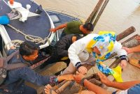 Cen Sui Lan Anggota Komisi V DPR RI Fraksi Golkar Dapil Kepri menuruni tangga kayu saat ingin naik ke speed boat dari pelantar roboh di Sei Asam, Kecamatan Belat, Kabupaten Karimun, pekan lalu. Foto: Istimewa