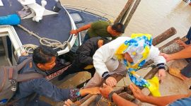 Cen Sui Lan Anggota Komisi V DPR RI Fraksi Golkar Dapil Kepri menuruni tangga kayu saat ingin naik ke speed boat dari pelantar roboh di Sei Asam, Kecamatan Belat, Kabupaten Karimun, pekan lalu. Foto: Istimewa