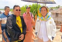 Cen Sui Lan Anggota Komisi V DPR RI Dapil Kepulauan Riau (Kepri) menerima aspirasi Kades Telaga Tujuh, Kecamatan Durai tentang pembangunan pelabuhan rakyat (pelantar) di Telok Labuh, Karimun, pekan kemarin. Foto: Istimewa