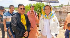 Cen Sui Lan Anggota Komisi V DPR RI Dapil Kepulauan Riau (Kepri) menerima aspirasi Kades Telaga Tujuh, Kecamatan Durai tentang pembangunan pelabuhan rakyat (pelantar) di Telok Labuh, Karimun, pekan kemarin. Foto: Istimewa