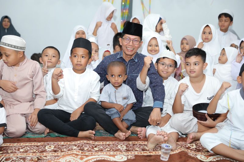 Wakil Wali Kota Batam Amsakar Achmad menghadiri peresmian pembukaan RTQ (Rumah Tahfidz Qur'an) Ibnu Rasid Center Cabang Villa Sampurna 2, pada Jumat (12/1/2024) malam. Foto: INIKEPRI.COM