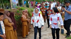 Anggota Komisi V DPR RI Fraksi Partai Golkar Dapil Kepri, Cen Sui Lan, meresmikan bantuan pengembangan objek wisata desa tahun anggaran 2023, di Desa Batu Gajah, Kecamatan Bunguran Timur Kabupaten Natuna, pada Selasa 16 Januari 2024. Foto: Istimewa