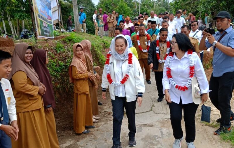Anggota Komisi V DPR RI Fraksi Partai Golkar Dapil Kepri, Cen Sui Lan, meresmikan bantuan pengembangan objek wisata desa tahun anggaran 2023, di Desa Batu Gajah, Kecamatan Bunguran Timur Kabupaten Natuna, pada Selasa 16 Januari 2024. Foto: Istimewa