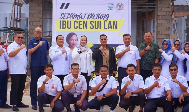 Selasa (16/1/2024) kemarin, Cen Sui Lan Anggota Komisi V DPR RI Fraksi Golkar Dapil Kepri didampingi Eko Prasetyo Kepala Pusat Meterologi Maritim BMKG, meninjau gedung BMKG Natuna. Foto:  Istimewa