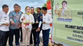 Anggota Komisi V DPR RI Fraksi Golkar Cen Sui Lan meresmikan pembangunan dermaga tambatan perahu di Desa Cemaga Selatan, Kecamatan Bunguran Selatan, Natuna, Rabu (17/1/2024). Foto: Istimewa
