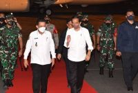 Presiden Joko Widodo disambut Gubernur Kepri Ansar Ahmad di bandara RHF Tanjungpinang beberapa waktu yang lalu. Foto: Istimewa