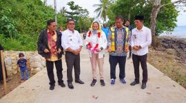 Cen Sui Lan Anggota Komisi V DPR RI Fraksi Golkar Dapil Kepri meresmikan jalan tepi pantai penghubung Desa Teluk Lebuh ke Desa Sededap, Natuna pulau terdepan NKRI, Rabu (17/1/2024). Foto: Istimewa