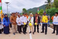 Cen Sui Lan Anggota Komisi V DPR RI Fraksi Golkar Dapil Kepri meresmikan jalan lingkar Pulau Tiga di Desa Sabang Mawang, Kabupaten Natuna, Rabu (17/1/2024). Disaksikan Stanley Cidero Tuatipanaya Kepala BPJN Kepri dan staf, Zawali Camat Pulau Tiga, Nato pengusaha Natuna dan para Kades se-Kecamatan Pulau Tiga. Foto: Istimewa