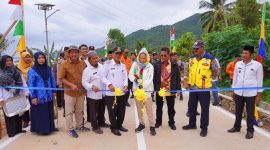 Cen Sui Lan Anggota Komisi V DPR RI Fraksi Golkar Dapil Kepri meresmikan jalan lingkar Pulau Tiga di Desa Sabang Mawang, Kabupaten Natuna, Rabu (17/1/2024). Disaksikan Stanley Cidero Tuatipanaya Kepala BPJN Kepri dan staf, Zawali Camat Pulau Tiga, Nato pengusaha Natuna dan para Kades se-Kecamatan Pulau Tiga. Foto: Istimewa