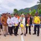 Cen Sui Lan Anggota Komisi V DPR RI Fraksi Golkar Dapil Kepri meresmikan jalan lingkar Pulau Tiga di Desa Sabang Mawang, Kabupaten Natuna, Rabu (17/1/2024). Disaksikan Stanley Cidero Tuatipanaya Kepala BPJN Kepri dan staf, Zawali Camat Pulau Tiga, Nato pengusaha Natuna dan para Kades se-Kecamatan Pulau Tiga. Foto: Istimewa