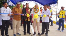 Cen Sui Lan Anggota Komisi V DPR RI Fraksi Golkar Dapil Kepri menggunting pita saat meresmikan jalan wisata Pantai Maros Sedanau, Natuna, Rabu (17/1/2024). Disaksikan Stanley CT, Nato pengusaha ternama di Natuna sekaligus kontraktor pelaksana kegiatan, Khaidir Camat Bunguran Barat dan seribuan masyarakat. Foto: Istimewa
