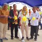 Cen Sui Lan Anggota Komisi V DPR RI Fraksi Golkar Dapil Kepri menggunting pita saat meresmikan jalan wisata Pantai Maros Sedanau, Natuna, Rabu (17/1/2024). Disaksikan Stanley CT, Nato pengusaha ternama di Natuna sekaligus kontraktor pelaksana kegiatan, Khaidir Camat Bunguran Barat dan seribuan masyarakat. Foto: Istimewa