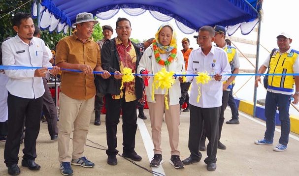 Cen Sui Lan Anggota Komisi V DPR RI Fraksi Golkar Dapil Kepri menggunting pita saat meresmikan jalan wisata Pantai Maros Sedanau, Natuna, Rabu (17/1/2024). Disaksikan Stanley CT, Nato pengusaha ternama di Natuna sekaligus kontraktor pelaksana kegiatan, Khaidir Camat Bunguran Barat dan seribuan masyarakat. Foto: Istimewa