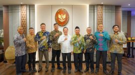Menteri Kelautan dan Perikanan Sakti Wahyu Trenggono saat bersama dengannpara pengusaha perikanan dalam mendorong konsolidasi dan partisipasi aktif para petambak, supplier, pengolah, asosiasi udang, APRINDO, PPJI, PHRI dan Horeka untuk meningkatkan serapan pasar domestik dan meminta agar inovasi terus dilakukan untuk menjawab kebutuhan pasar. Foto: KKP