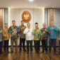 Menteri Kelautan dan Perikanan Sakti Wahyu Trenggono saat bersama dengannpara pengusaha perikanan dalam mendorong konsolidasi dan partisipasi aktif para petambak, supplier, pengolah, asosiasi udang, APRINDO, PPJI, PHRI dan Horeka untuk meningkatkan serapan pasar domestik dan meminta agar inovasi terus dilakukan untuk menjawab kebutuhan pasar. Foto: KKP