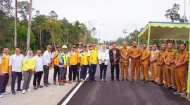 Anggota DPR RI Dapil Kepri fraksi Partai Golkar Cen Sui Lan  mempelopori dan menginisiasi pembangunan infrastruktur yang penting di Kabupaten di Utara Indonesia di kawasan pulau terluar yang menghadap Pos Batas Lintas Negara (PBLN) yakni kawasan jalan Teluk Buton-Kelarik Kabupaten Natuna. Foto: Istimewa