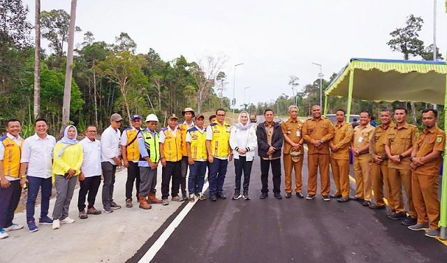 Anggota DPR RI Dapil Kepri fraksi Partai Golkar Cen Sui Lan  mempelopori dan menginisiasi pembangunan infrastruktur yang penting di Kabupaten di Utara Indonesia di kawasan pulau terluar yang menghadap Pos Batas Lintas Negara (PBLN) yakni kawasan jalan Teluk Buton-Kelarik Kabupaten Natuna. Foto: Istimewa