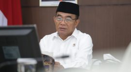 Menteri Koordinator Bidang Pembangunan Manusia dan Kebudayaan (Menko PMK) Muhadjir Effendy saat agenda konferensi yang diselenggarakan oleh Universitas Muhammadiyah Bengkulu secara daring, pada Senin (22/1/2024). Foto: Kemenko PMK