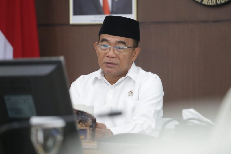Menteri Koordinator Bidang Pembangunan Manusia dan Kebudayaan (Menko PMK) Muhadjir Effendy saat agenda konferensi yang diselenggarakan oleh Universitas Muhammadiyah Bengkulu secara daring, pada Senin (22/1/2024). Foto: Kemenko PMK