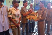 Para kelompok nelayan Tanjungpinang menerima bantuan alat tangkap perikanan dari Pemerintah Provinsi Kepri di Kantor Lurah Tanjung Unggat, Senin (22/1/2024). Foto: Diskominfo Tanjungpinang