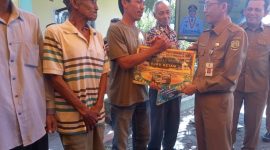 Para kelompok nelayan Tanjungpinang menerima bantuan alat tangkap perikanan dari Pemerintah Provinsi Kepri di Kantor Lurah Tanjung Unggat, Senin (22/1/2024). Foto: Diskominfo Tanjungpinang