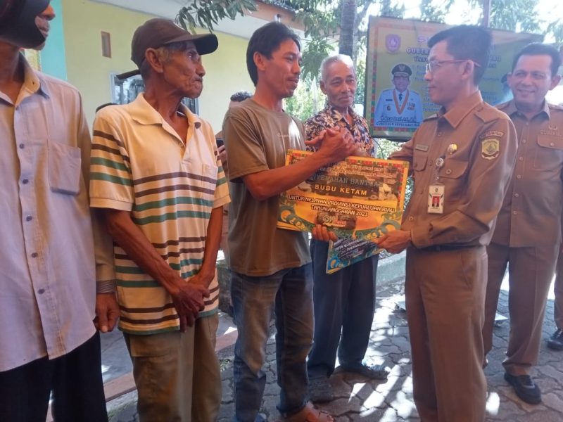 Para kelompok nelayan Tanjungpinang menerima bantuan alat tangkap perikanan dari Pemerintah Provinsi Kepri di Kantor Lurah Tanjung Unggat, Senin (22/1/2024). Foto: Diskominfo Tanjungpinang