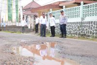 Penjabat (Pj) Wali Kota Tanjungpinang, Hasan, S.Sos bersama Dinas Pekerjaan Umum dan Penataan Ruang (PUPR) lakukan peninjauan sejumlah ruas jalan yang rusak di Kota Tanjungpinang. Foto: Diskominfo Tanjungpinang