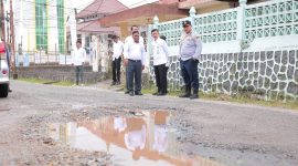 Penjabat (Pj) Wali Kota Tanjungpinang, Hasan, S.Sos bersama Dinas Pekerjaan Umum dan Penataan Ruang (PUPR) lakukan peninjauan sejumlah ruas jalan yang rusak di Kota Tanjungpinang. Foto: Diskominfo Tanjungpinang