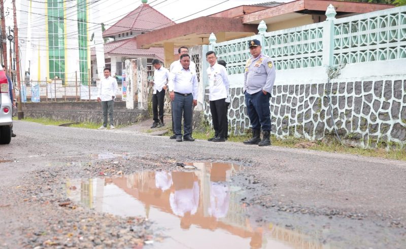Penjabat (Pj) Wali Kota Tanjungpinang, Hasan, S.Sos bersama Dinas Pekerjaan Umum dan Penataan Ruang (PUPR) lakukan peninjauan sejumlah ruas jalan yang rusak di Kota Tanjungpinang. Foto: Diskominfo Tanjungpinang