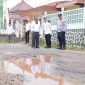 Penjabat (Pj) Wali Kota Tanjungpinang, Hasan, S.Sos bersama Dinas Pekerjaan Umum dan Penataan Ruang (PUPR) lakukan peninjauan sejumlah ruas jalan yang rusak di Kota Tanjungpinang. Foto: Diskominfo Tanjungpinang