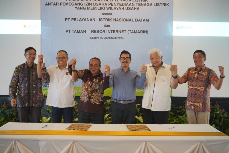PT PLN Batam bersama PT Taman Resor Internet (Tamarin) menandatangani Perjanjian Jual Beli Tenaga Listrik (PJBTL) antara Pemegang Izin Usaha Penyediaan Tenaga Listrik yang Memiliki Wilayah Usaha di Nongsa Point Marina, Batam pada Senin, 22 Januari 2024. Foto: PLN Batam untuk INIKEPRI.COM
