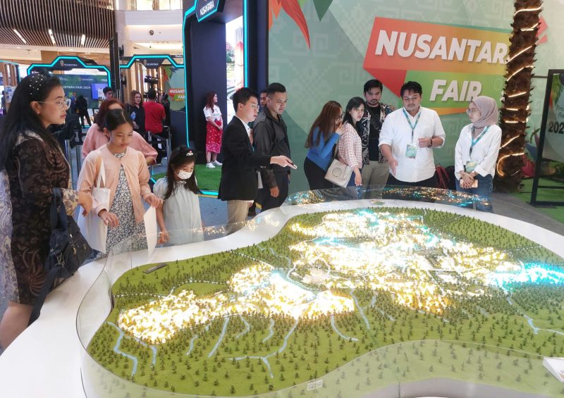 Masyarakat antusias mengunjungi Nusantara Fair 2024 di Mal Kota Kasablanka, Jakarta untuk memahami perkembangan pembangunan Ibu Kota Nusantara (IKN) di Kalimantan Timur. Nusantara Fair tersebut telah digelar sejak 26 Januari 2024 dan akan berakhir pada Minggu (28/1/2024). Foto: InfoPublik